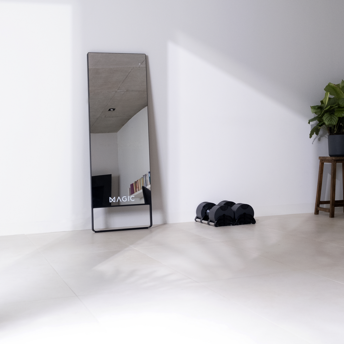 Magic Mirror with dumbbells in studio